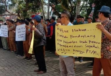 Puluhan RT RW menggelar aksi damai di Gedung DPRD Pandeglang mendukung pengadaan Sepeda Listrik. Foto ; Istimewa