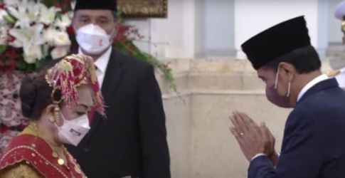 Presiden Jokowi saat memberikan penghargaan kepada Tokoh Nasional di Istana Negara. (Ist)
