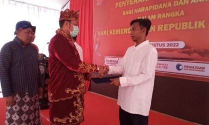 Kepala Lapas Klas 1A Tangerang Asep Sutandar menyerahkan SK Remisi kepada perwakilan warga binaan. Foto : Istimewa