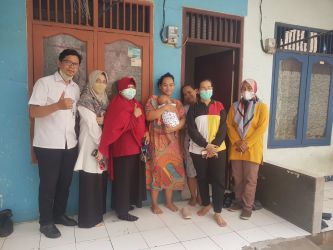 Pihak Puskesmas saat memantau kesehatan balita di Tangerang. (Ist)