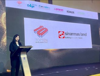 Laurencia Evilyn (Corporate Head of Sales & Marketing - Sinar Mas Land) dalam penerimaan penghargaan Top 10 Developer dalam ajang BCI Asia Awards 2022 yang berlangsung di Jakarta pada Selasa (23/8). (ist)