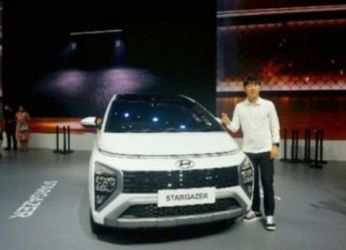 Shin Tae-yong saat mengunjungi pameran mobil di GIIAS 2022. (Ist)
