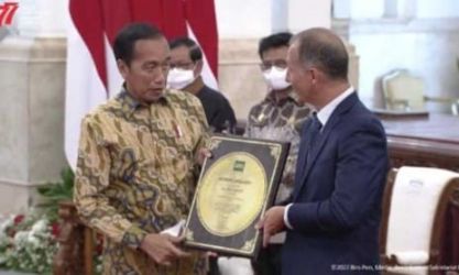 Presiden Jokowi saat menerima Piagam dari International Rice Research Institute. (Foto : Setpres)