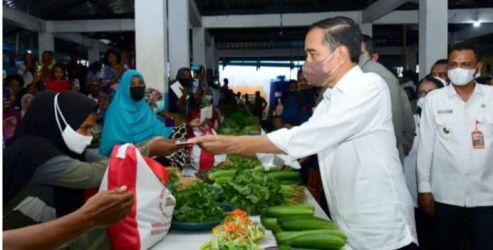 Presiden Jokowi saat memberikan BLT BBM kepada pedagang di Pasar Tual, Maluku. (Foto : Setpres)
