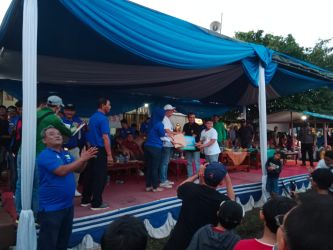Ketua Askot PSSI Tangsel, Erlangga Yudha Nugraha menyerahkan hadiah ke Menejer Denis FC.(Foto.dok.Panitia Bina Jaya Cup).