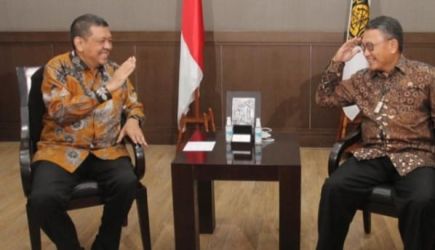 Direktur Utama Rakyat Merdeka/CEO RM Group Kiki Iswara saat wawancara dengan Menteri ESDM Arifin Tasrif. (RM)