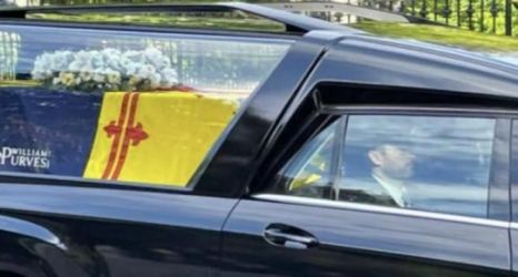 Mobil yang membawa peti jenazah Ratu Elizabeth II. Foto : Istimewa