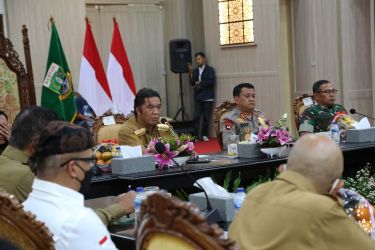 Pj Gubernur Banten bersama Forkopimda mengikuti rapat virtual yang dipimpin oleh Menteri Dalam Negeri M. Tito Karnavian. (Foto : Humas Pemprov)