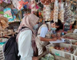 Petugas Loka Kabupaten Tangerang menemukan tahu berformalin di Pasar Tradisional Mekar Baru. (Ist)