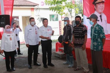 Pj Gubernur Banten Al Muktabar pada penyerahan BLT di UPT Samsat Balaraja, Kabupaten Tangerang. (Humas Pemprov)