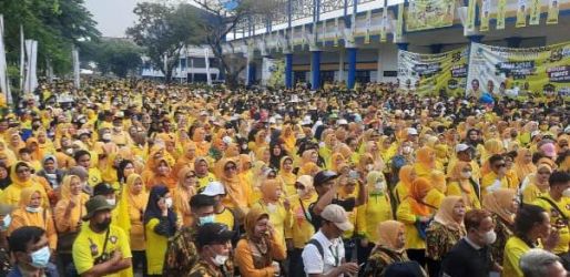 Ribuan warga larut dalam Jalan Sehat HUT Golkar ke 58 Kota Tangerang yang diadakan di Stadion Benteng Reborn. Foto : Istimewa