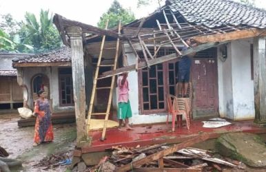 Salah satu rumah di Desa Jiput yang rusak terdampak angin kencang. Foto : Istimewa