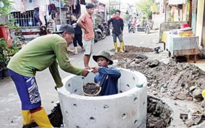 Pekerja sedang membuat resapan air. (Ist)