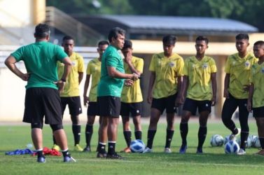 Pelatih Timnas U-17 Bima Sakti bersama para pemain sedang menjalani sesi latihan. (Ist)