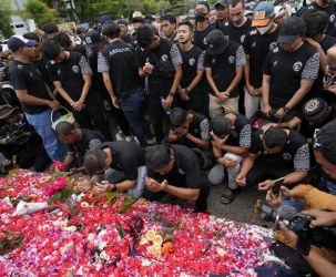 Tabur bunga di Stadion Kanjuruhan. (Ist)