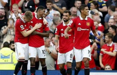 Para pemain MU merayakan kemenangan setelah mengalahkan Omonia 3-2. (Ist)