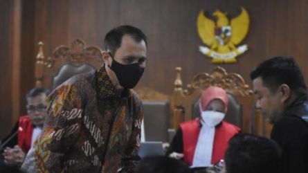 Tersangka kasus pembelian Helikopter TNI AU Irfan Kurnia Saleh saat menjalani sidang di Tipikor Jakarta. (Ist)