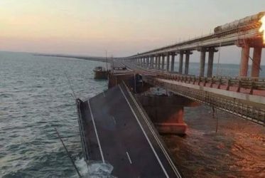 Jembatan Kerch yang hancur karena ledakan. (Ist)