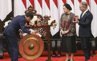 Presiden Jokowi bersama Ketua DPR Puan Maharani ketika membuka Pertemuan P 20 di Gedung DPR Senayan. (Foto : Setpres)