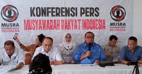 Ketua Dewan Pengarah MUSRA Andi Gani Nena Wea (baju biru) saat konferensi pers di Jakarta Rabu (26/10). Foto : Istimewa