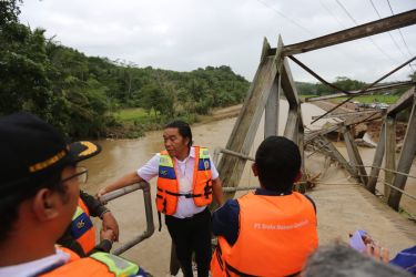 Pj Gubernur Banten Ap Muktabar saat meninjau jembatan yang terputus akibat banjir di Lebak. (Foto : Humas Pemprov)