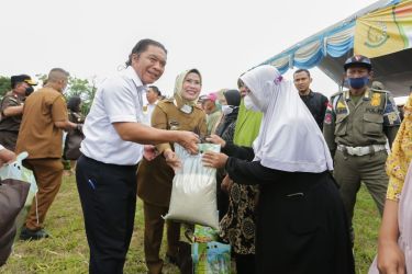 Pj Gubernur Banten menyerahkan paket sembako kepada warga disekitar pembangunan RS Adhyaksa di Kecamatan Kragilan, Kabupaten Serang. Foto : Humas Pemprov Banten