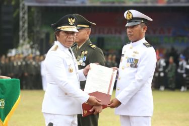 Pj Gubernur Banten Al Muktabar pada peringatan HUT ke 77 TNI di Alun-alun Rangkasbitung, Kabupaten Lebak. Foto : Humas Pemprov Banten