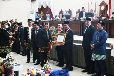 Pj Gubernur Banten Al Muktabar pada Rapat Paripurna Istimewa Hari Jadi Provinsi Banten ke 22 di Gedung DPRD Provinsi Banten. Foto : Humas Pemprov Banten