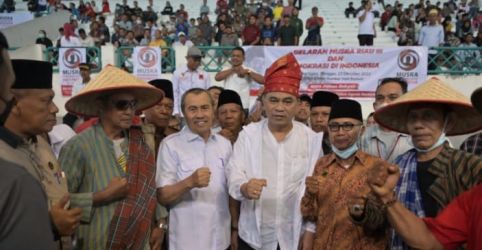 Wamendes Budi Arie Setiadi (peci merah) dan Gubernur Riau Syamsuar (baju putih) bersama ribuan warga Riau hadir pada acara Musra III Riau di Sport Center Rumbai, Riau. (Ist)