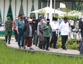 Wapres KH Ma'ruf Amin didampingi Menteri Pertanian, Pj Gubernur Banten dan Bupati Tangerang saat meresmikan  Guler Farm Nature di Desa Kandawati, Kabupaten Tangerang. (Foto : Humas Pemprov)