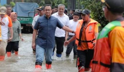 Gubernur DKI Jakarta Anies Baswedan saat meninjau salah satu daerah yang terdampak banjir di Jakarta. Foto : Istimewa