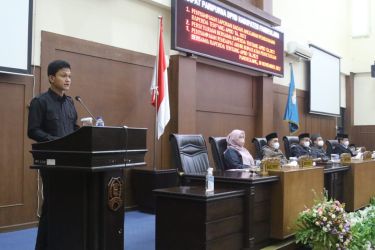 Anggota Banggar DPRD Pandeglang, Iing Andri Supriadi, menyampaikan laporan Banggar terkait hasil pembahasan terhadap Raperda APBD TA 2023, Rabu (30/11/2022).(Ari Supriadi/Tangsel Pos)