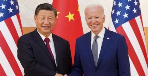 Presiden China Xi Jinping dan Presiden Amerika Serikat Joe Biden saat bertemu disela-sela acara G20 di Bali. Foto : Istimewa