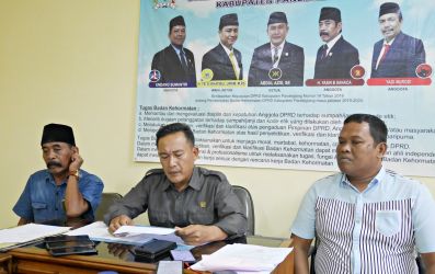 Ketua BK DPRD Kabupaten Pandeglang, Abdul Azis didampingi dua anggotanya Yasin B Sanaca (kanan) dan Endang Sumantri (kiri), menyampaikan keterangan pers, Kamis (24/11/2022).(Ari Supriadi/Tangsel Pos)