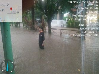 Banjir melnda wilayah Pondok Payung Mas, Ciputat, Tangsel. (Foto : ist)
