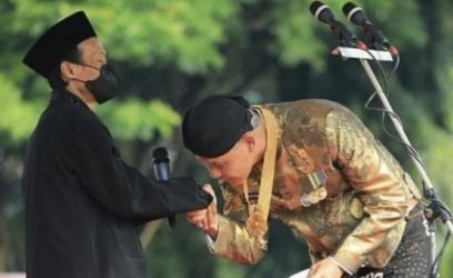 Gubernur Jawa Tengah Ganjar Pranowo saat mencium tangan Subari warga asal Kendal. Foto : Istimewa