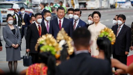 Presiden China Xi Jinping disambut Menko Keraritiman dan Investasi Luhut Panjaitan setibanya di Bali dalam rangka G20. Foto : Istimewa