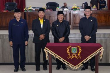 Pj Gubernur Banten Al Muktabar pada rapat paripurna DPRD Provinsi Banten. (Foto : Humas Pemprov)