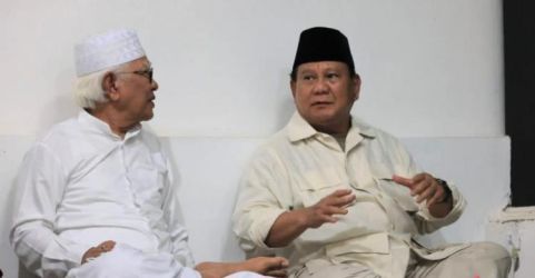 Prabowo Subiabto saat bertemu Gus Mus. (Ist)