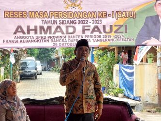 Anggota DPRD Provinsi Banten, Ahmad Fauzi saat menggelar reses di lingkungan RW 12 Kelurahan Pondok Benda, Pamulang, Tangsel. Foto : Rachman Deniansyah