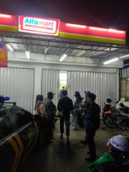 Aksi perampokan di salah satu minimarket di kawasan Pagedangan, Kabupaten Tangerang. (Foto : ist)