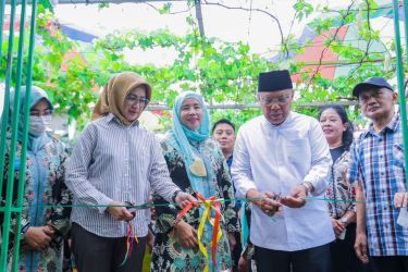 Wali Kota Tangerang Selatan Benyamin Davnie meresmikan Taman Baca Masyarakat (TBM) Perbas di Rawa Buntu, Serpong, pada Minggu (06/11). (Dok. Humas Pemkot Tangsel)