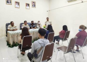 Beberapa pasangan bukan pasutri sedang mendengarkan pengarahan dari Petugas Satpol PP Kota Tangerang.