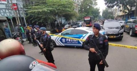 Polisi memblokade jalan raya di sekitar Polsek Astanaanyar, Bandung. (Ist)