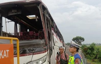 Bus Prima Jasa yang terbalik di jalan tol Tangerang-Merak. (Ist)