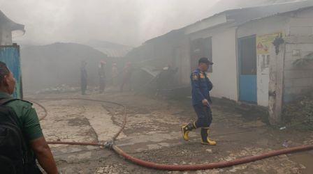 Kebakaran pabrik produksi helm di Desa Panongan. (tangselpos.id/rmn)