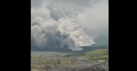 Gunung Semeru di Lumajang, Jawa Timur kembali memuntahkan awan panas. (Foto : Ist)
