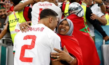 Bintang Timnas Maroko saat memeluk Ibundanya. (Ist)
