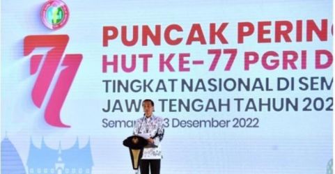 Presiden Jokowi saat memberikan sambutan pada HUT PGRI ke-77 di Semarang, Jawa Tengah, Sabtu (3/12). (Foto : Setpres)
