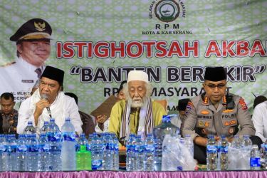 Istiqhosah Akbar bersama Pj Gubernur Banten Al Muktabar dan Abuya Muhtadi Dimyati di Lapangan Masjid Agung Banten Lama, Kota Serang. (Foto : Humas Pemprov)
